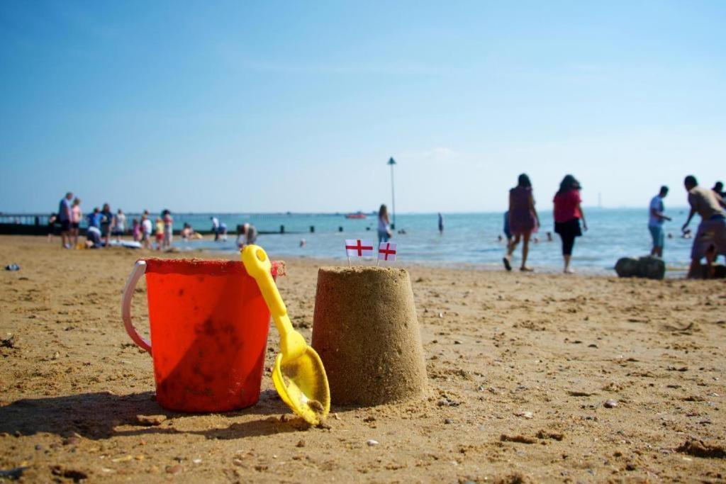 Marine Villa Hotel & Suites - Close To Beach, Train Station & Southend Airport Eksteriør billede