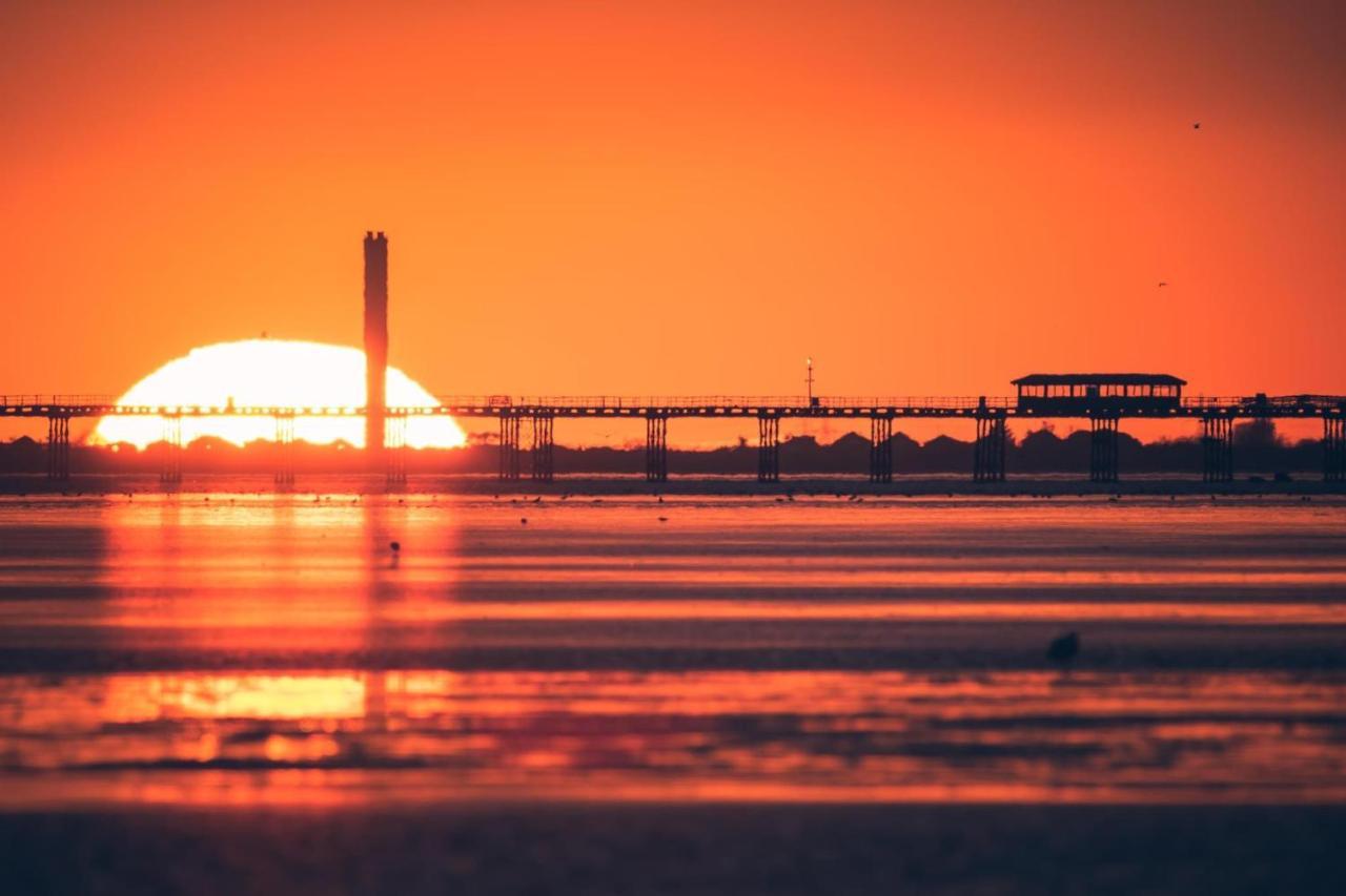 Marine Villa Hotel & Suites - Close To Beach, Train Station & Southend Airport Eksteriør billede