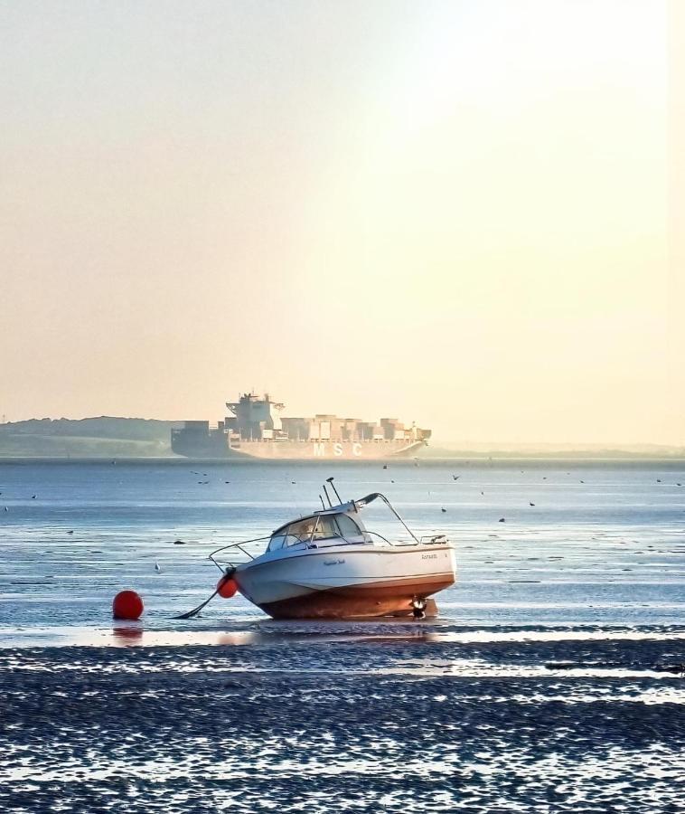 Marine Villa Hotel & Suites - Close To Beach, Train Station & Southend Airport Eksteriør billede