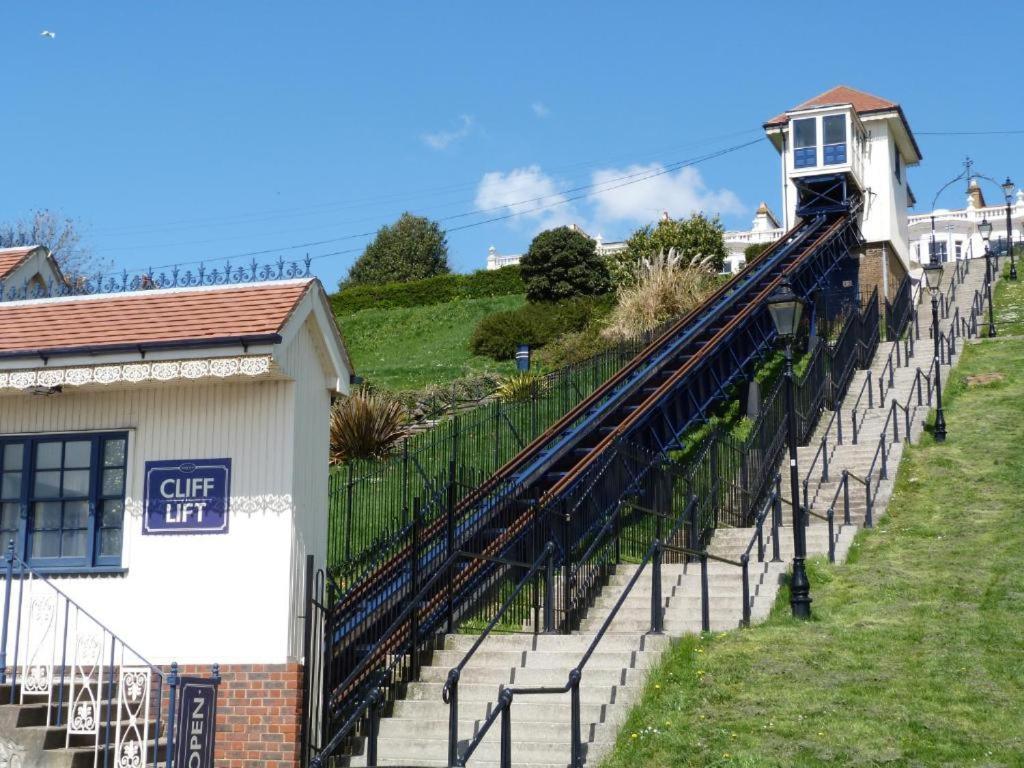 Marine Villa Hotel & Suites - Close To Beach, Train Station & Southend Airport Eksteriør billede