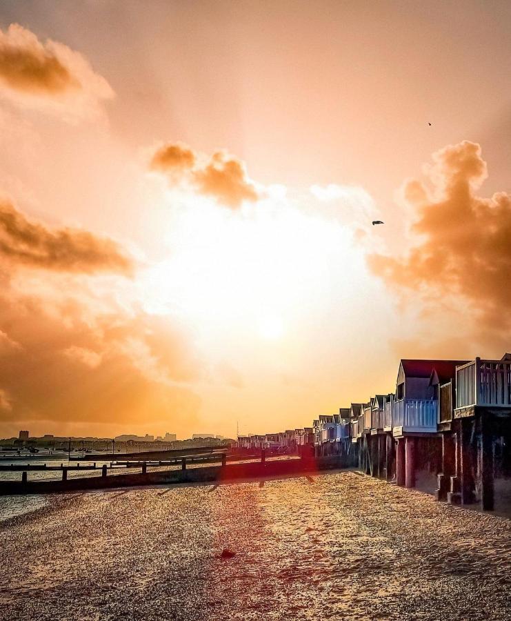 Marine Villa Hotel & Suites - Close To Beach, Train Station & Southend Airport Eksteriør billede