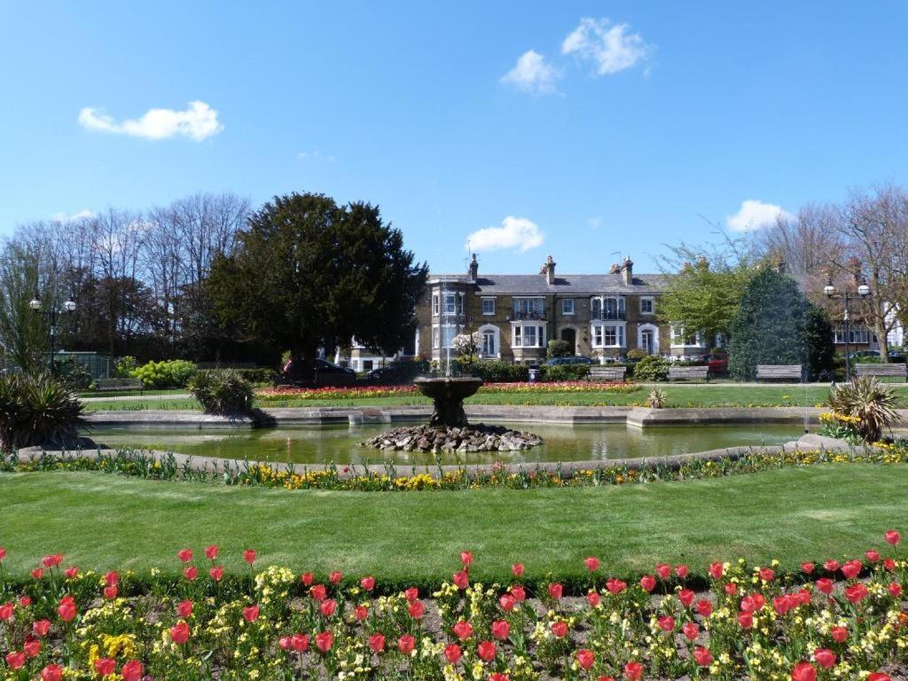 Marine Villa Hotel & Suites - Close To Beach, Train Station & Southend Airport Eksteriør billede